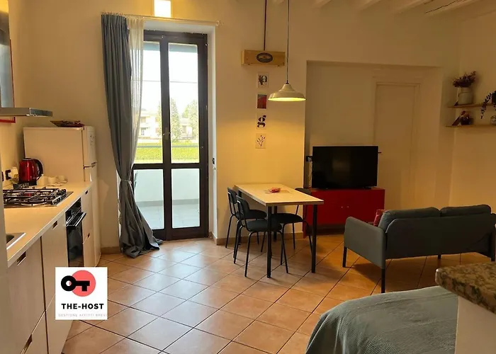 Апартаменты The Tiny House In The Courtyard In Agrate Brianza Рим