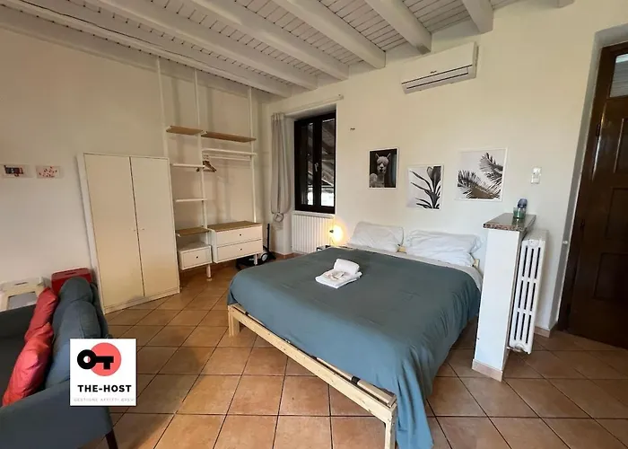 Апартаменты The Tiny House In The Courtyard In Agrate Brianza *